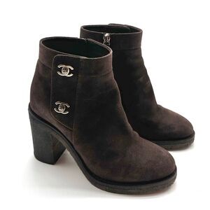 Chanel CC Logo Turnlock Ankle Boots Brown Nubuck Block Heel Bootie EU38 US 7-7.5
